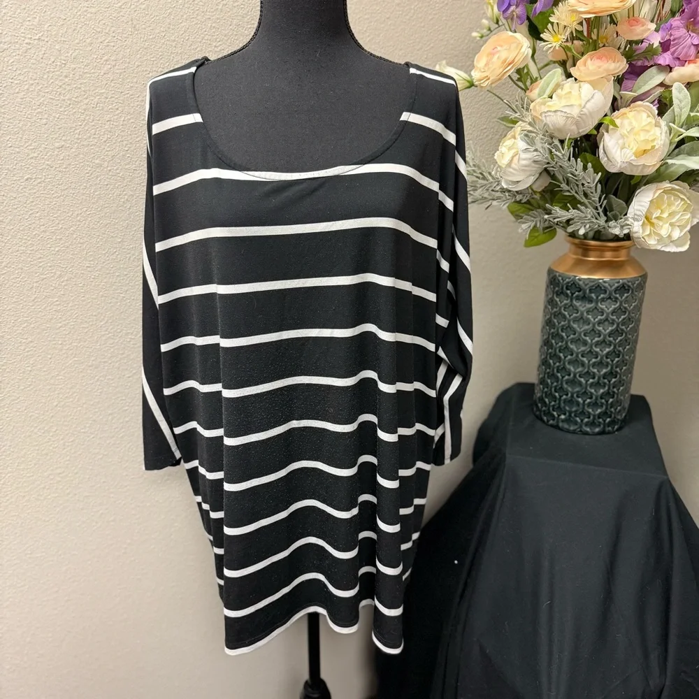 Cato Woman 22/24W Black White Striped Batwing Top Plus Size Stretchy Casual - Picture 1 of 8